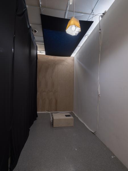 installation image of a floor mounted projector and ceiling hung projection screen
